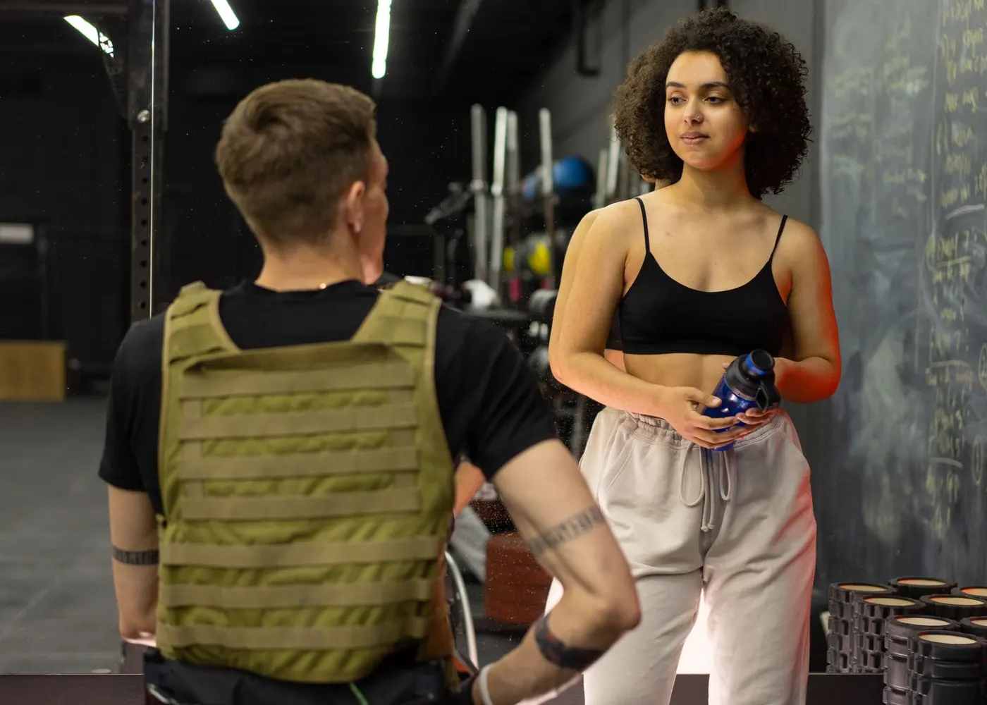 Échange professionnel dans un espace sportif